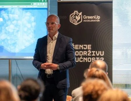A lecture for startups in the GreenUp accelerator program