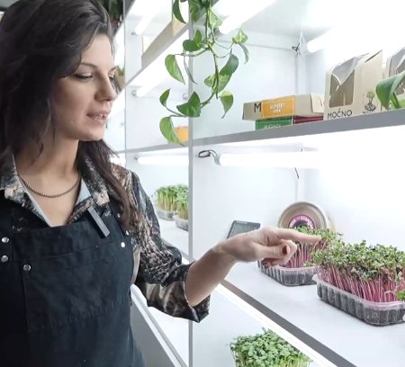 A MOĆNO founder showing microgreens on the farm shelves during the Bolja Zemlja TV show