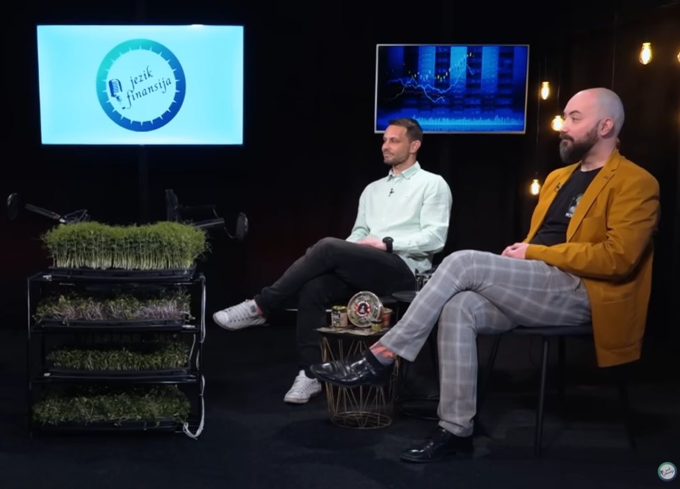 Ivan Jovanović and Branislav Vesković in the Jezik Finansija studio, next to a rack of microgreens
