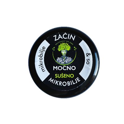Shot of the jar lid from above. The focus is on the black label with a green circle and the recognizable MOĆNO logo, symbolizing freshness even in dried form.