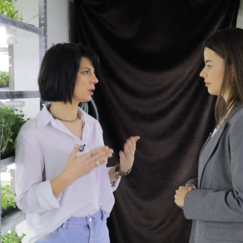 Milena Jovanović, in front of the Moćno startup, talks with Milica, representative of AgroTV at the Moćno microbial farm in Vračar.
