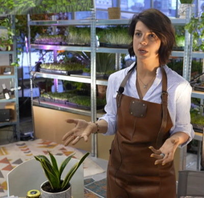 A MOĆNO founder presenting microgreens at the International Horticulture Fair, filmed by Agro TV
