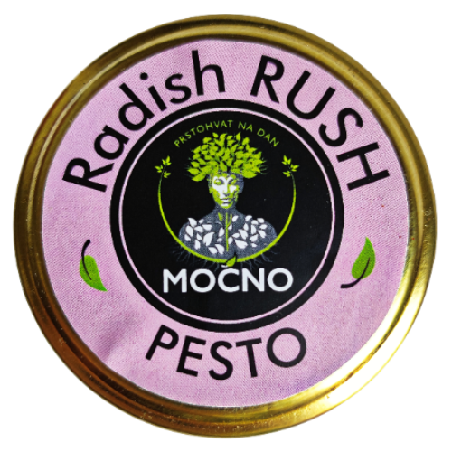 Shot of the jar lid from above. The focus is on the purple circular label with the MOĆNO logo and the name "Radish Rush Pesto", symbolizing spiciness and the richness of vitamins A, C, and E.