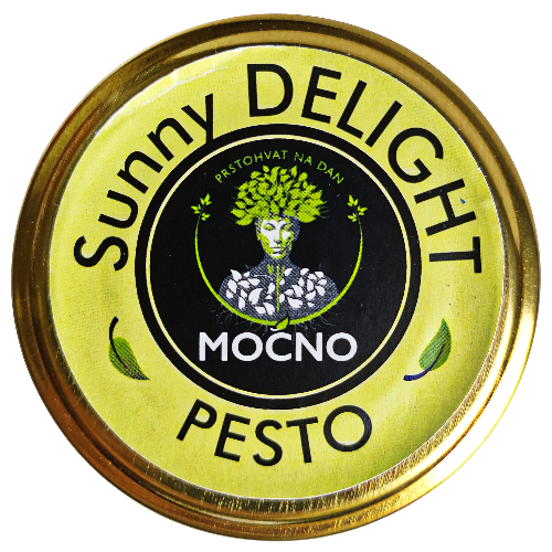 Shot of the jar lid from above. The focus is on the yellow circular label with the MOĆNO logo and the name "Sunny Delight Pesto", symbolizing the sun's energy and the richness of magnesium.